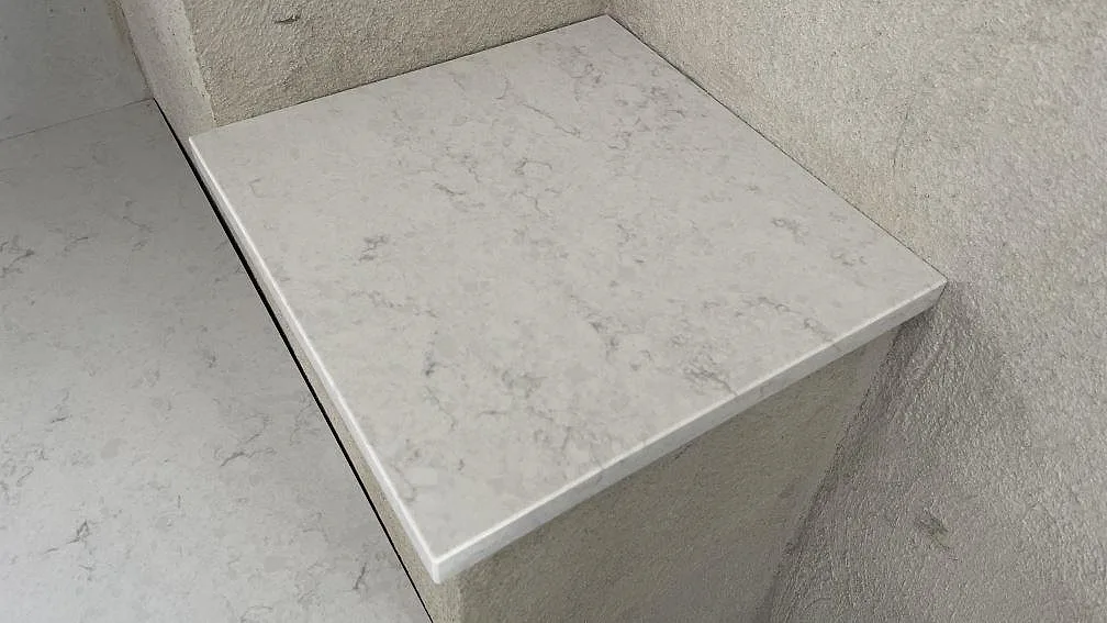 Hörnsektion av bänkskiva i ljus Silestone Snowy Ibiza med polerad yta och fin grå ådring i Glumslöv.