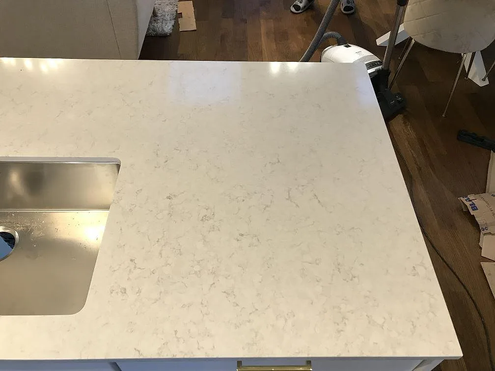 Köksö i polerad Silestone Snowy Ibiza ovanifrån med underlimmad rostfri diskho och blandarhål, kök i Göteborg.