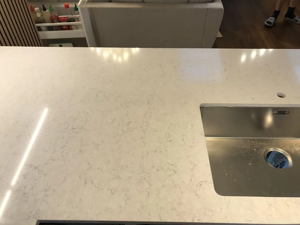 Bänkrad i polerad Silestone Snowy Ibiza med underlimmad rostfri diskho och fin ådring i ett kök i Göteborg.