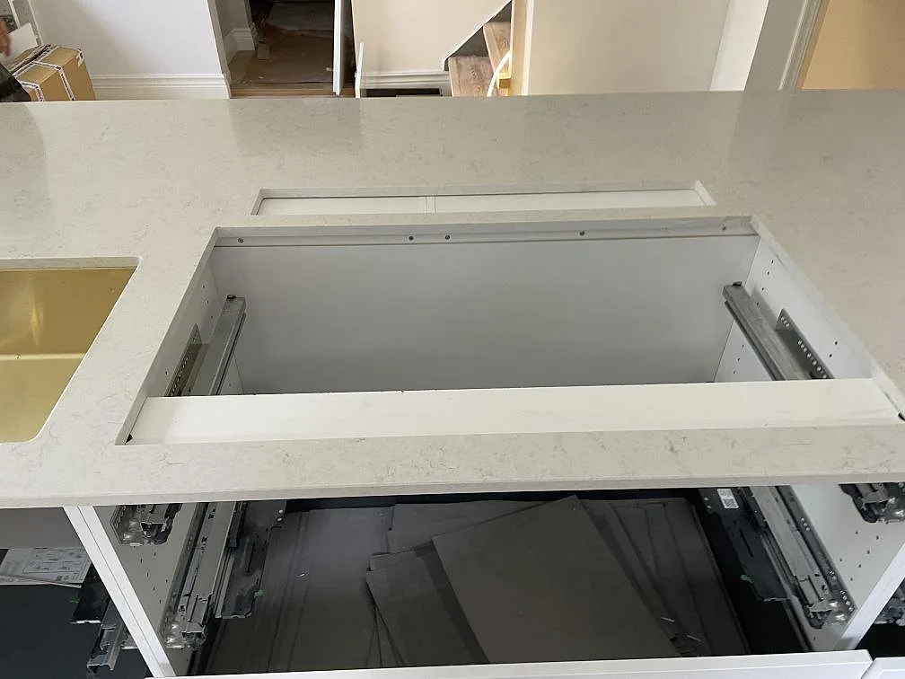 Polerad Silestone Snowy Ibiza köksbänkskiva i komposit med utskärning och öppen vit köksstomme i Göteborg.