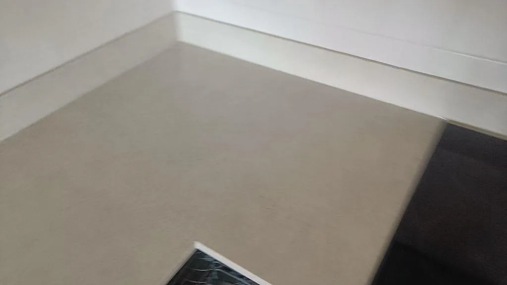 Polerad Silestone Snowy Ibiza bänkskiva i kökshörn med ljus ådring och låg stänkkant i Göteborg.
