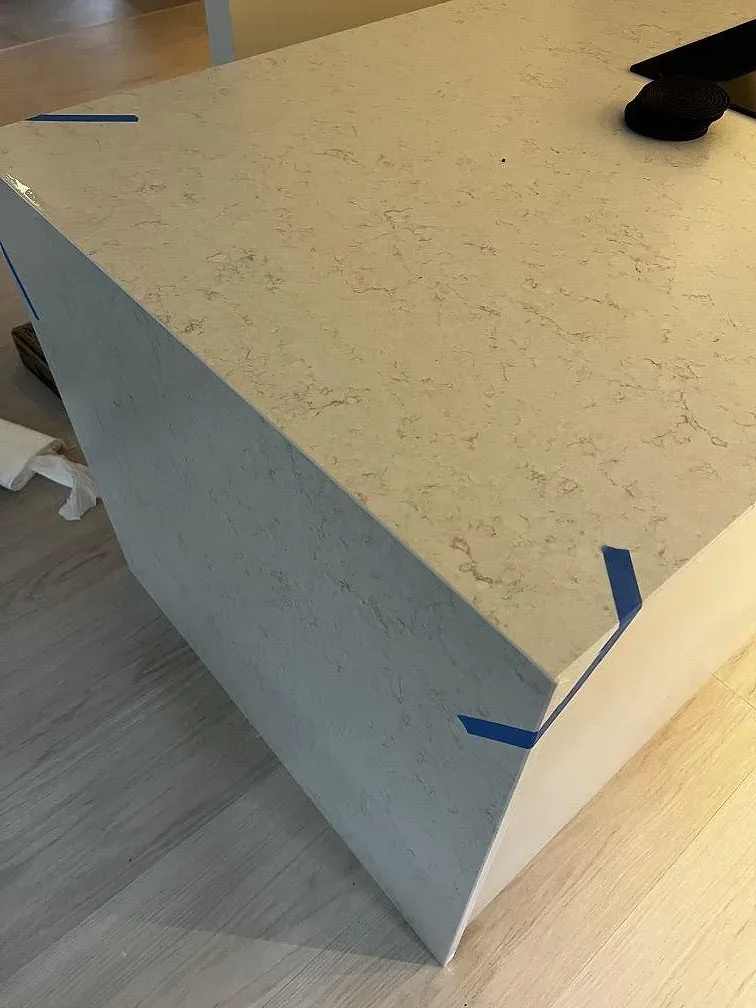 Närbild på ljus Silestone Snowy Ibiza komposit i Mocka med neddragen sida och synlig ådring i Göteborg.