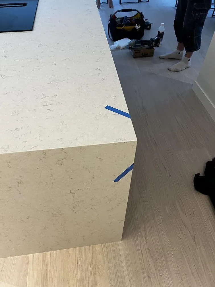 Närbild över bänkskiva i Silestone Snowy Ibiza komposit, Mocka, med hällzon och ljus stenstruktur i Göteborg.