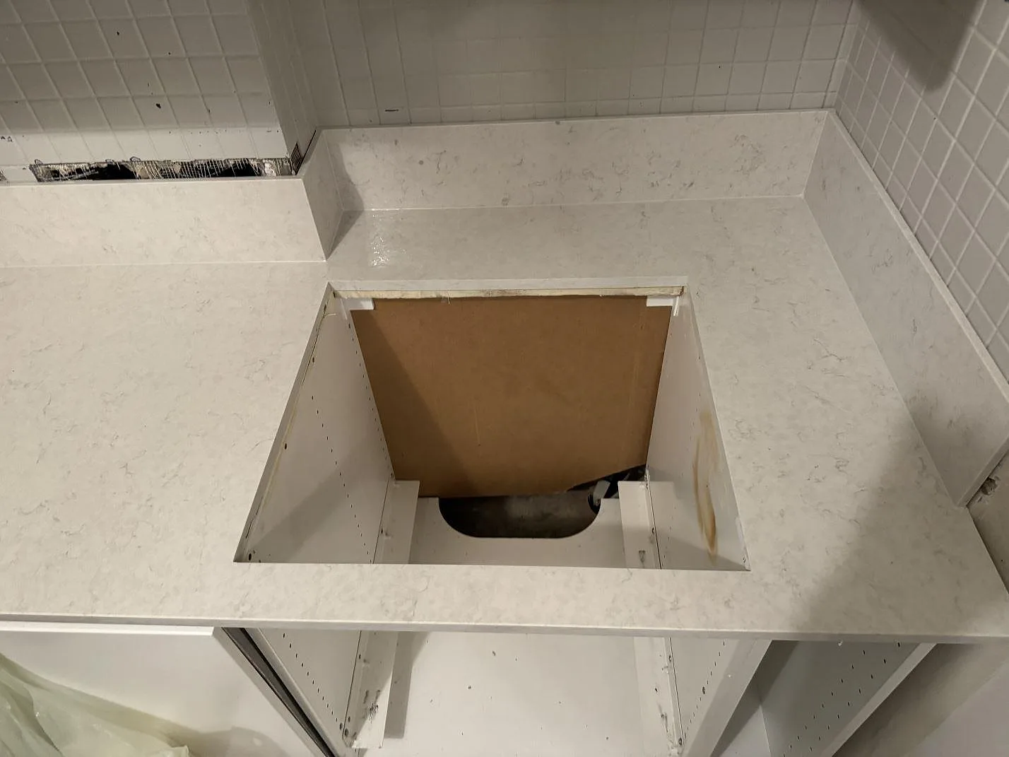 Topvy över vit polerad Silestone Snowy Ibiza med större rektangulärt urtag och stänkkant mot vitt kakel i Göteborg.