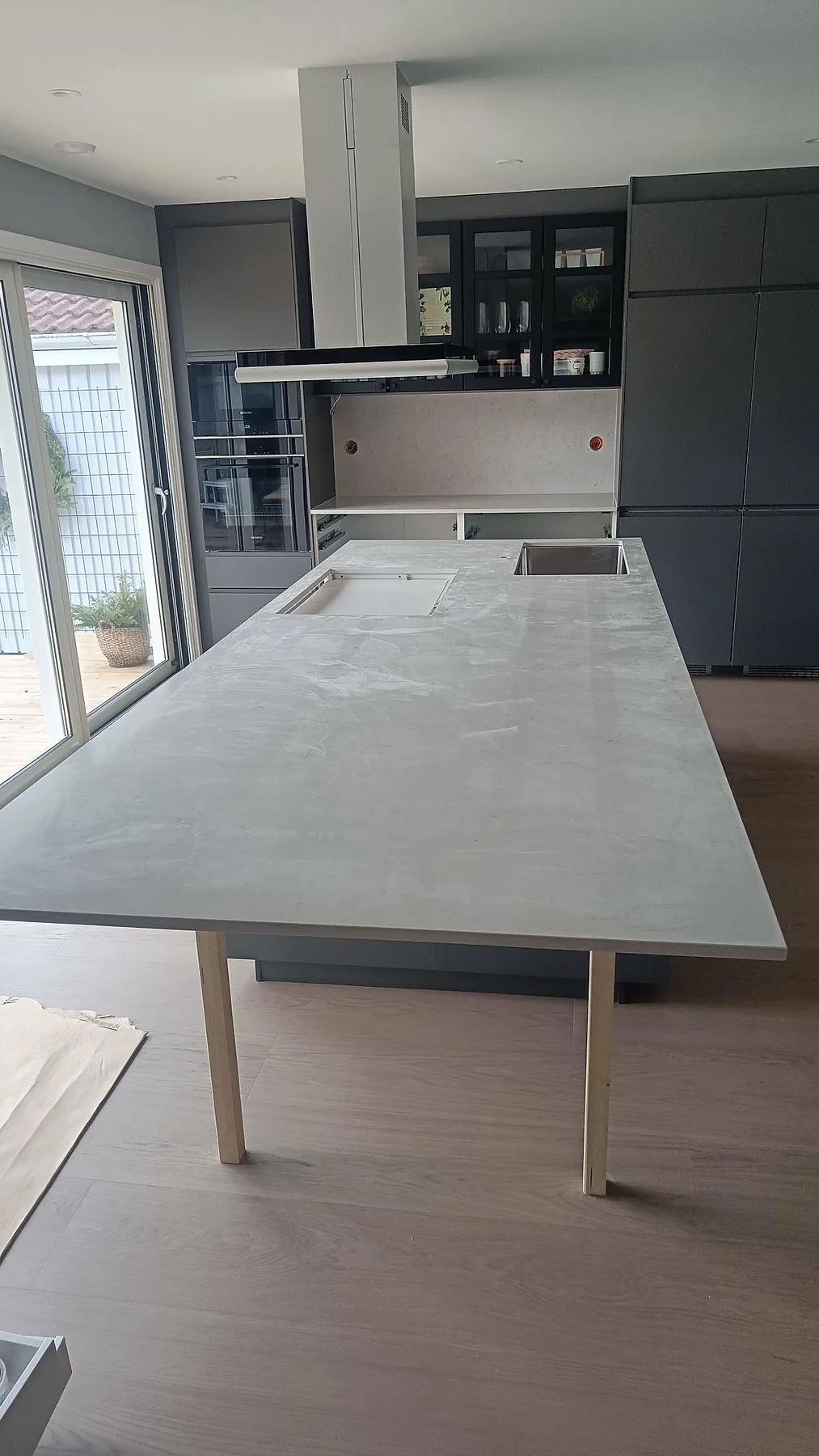 Köksbänkskiva och stor köksö i polerad Silestone Snowy Ibiza med rostfri underlimmad diskho och hällurtag i Häljarp.