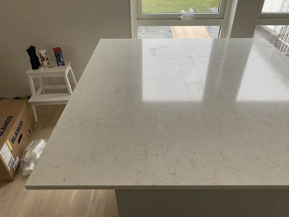 Underlimmad rostfri Blanco-diskho i polerad Silestone Snowy Ibiza med två urtag för blandare och heltäckande stänkvägg, Halmstad.