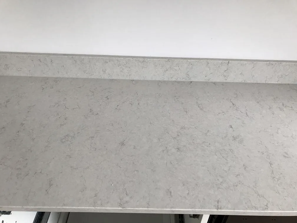 Installerad köksbänkskiva i Silestone Snowy Ibiza med utfräst urtag för häll i ett kök i Helsingborg.
