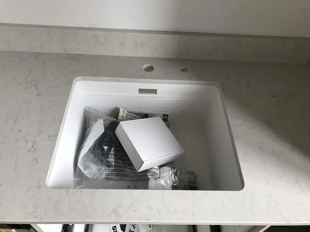 Närbild på den polerade ytan och den diskreta grå ådringen i Silestone Snowy Ibiza köksbänkskiva i Helsingborg.
