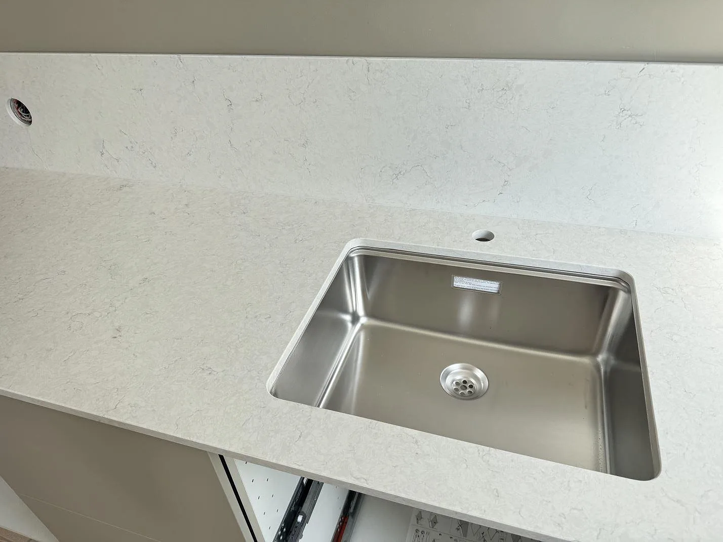 Köksbänk i Silestone Snowy Ibiza Mocka med rostfri diskho, blandarhål och uppvikt stenstänk i Helsingborg.