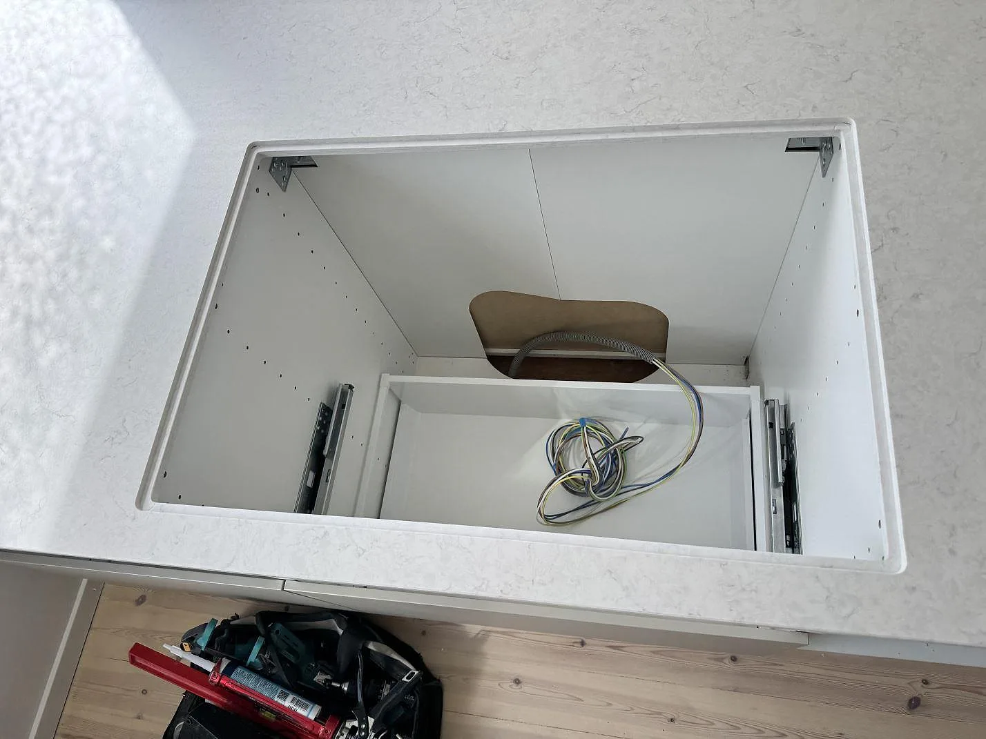 Öppning för häll i köksbänkskiva av Silestone Snowy Ibiza Mocka, fotograferad under montering i Helsingborg.