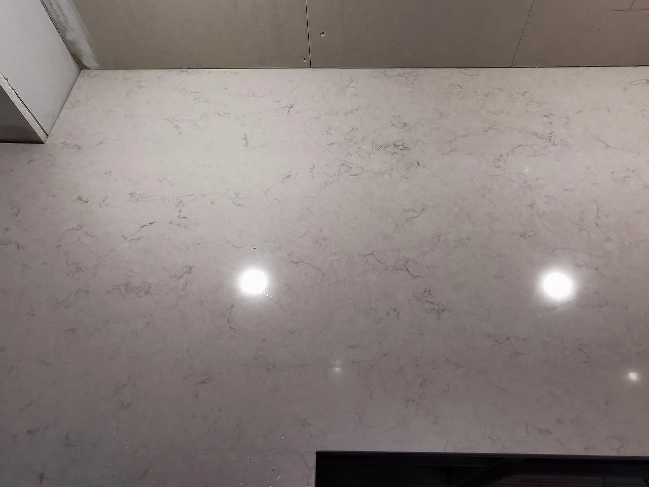Närbild på den polerade ytan i vit Silestone Snowy Ibiza med mjuk ådring i ett kök i Hindås.