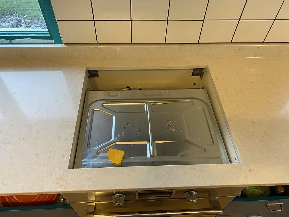 Öppning för spis i en polerad köksbänkskiva av Silestone Snowy Ibiza, vit kvartskomposit med uppvikt stenkant i Höganäs.