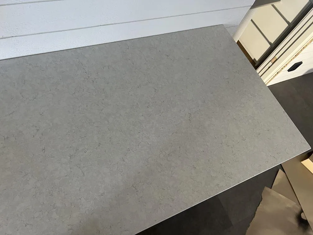 Ovanvy av polerad Silestone Snowy Ibiza komposit på en ljus köksbänk, med grå ådring och synlig kant i Hovmantorp.
