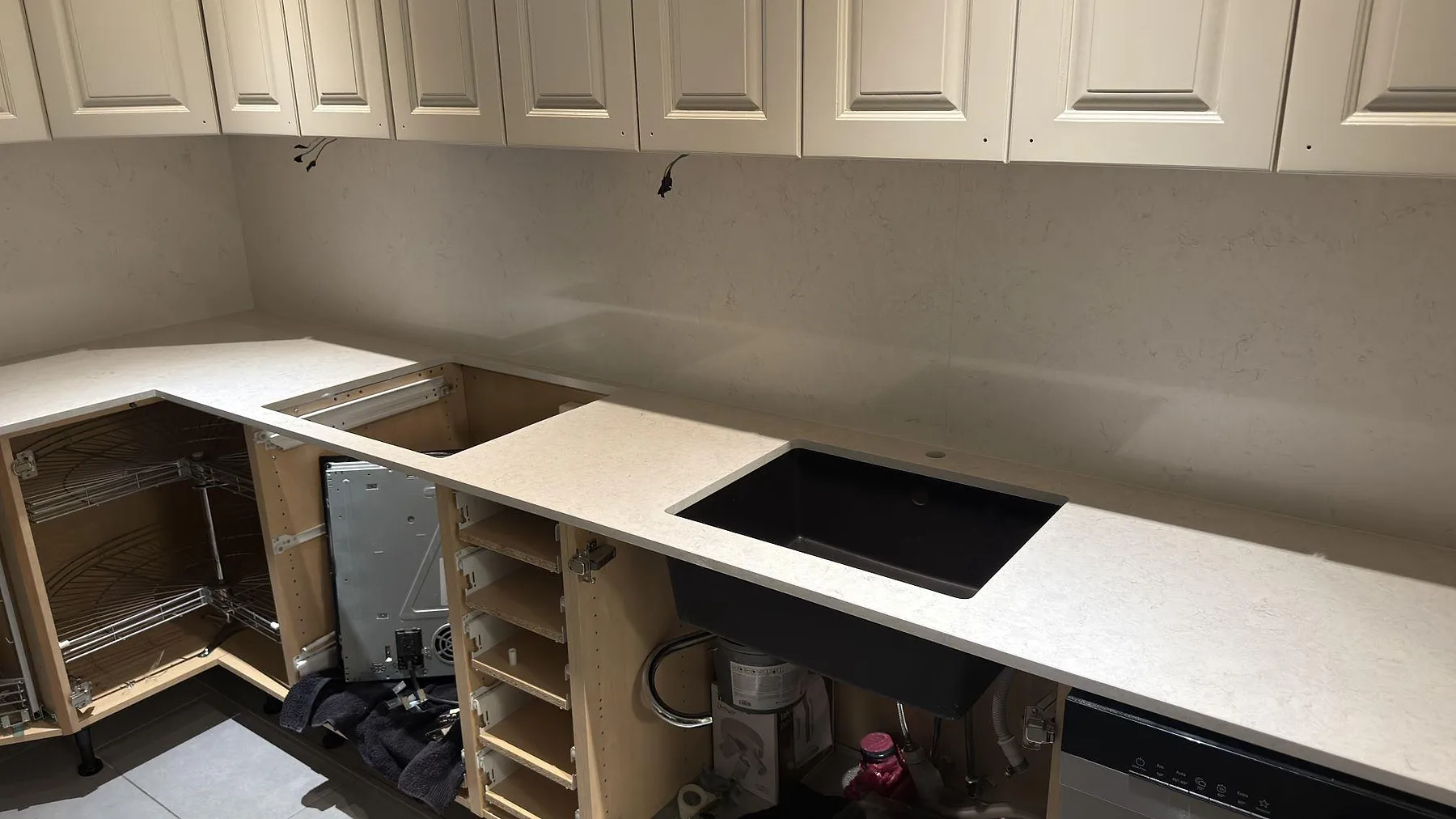 Vit Silestone Snowy Ibiza köksbänkskiva i komposit med svart underlimmad diskho i ett kök i Katrineholm.