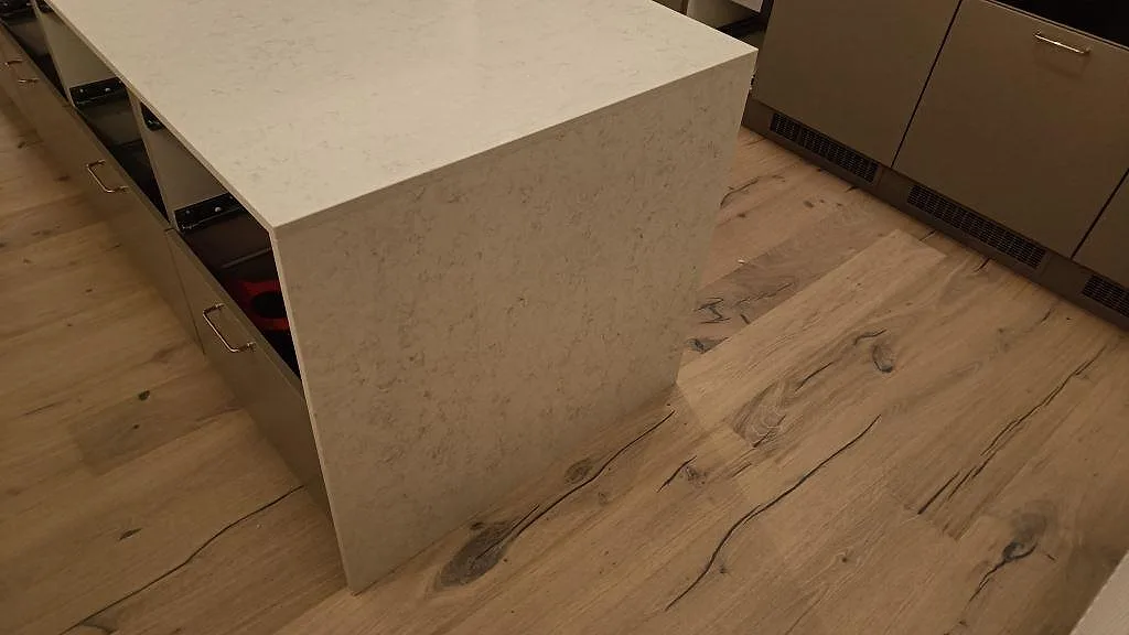 Detalj av köksöns hörn i Silestone Snowy Ibiza med rak waterfall-kant i ett kök i Kivik.