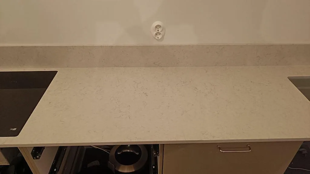 Bänkrad i Silestone Snowy Ibiza med underlimmad rostfri diskho och induktionshäll i ett kök i Kivik, fotograferad under montering.