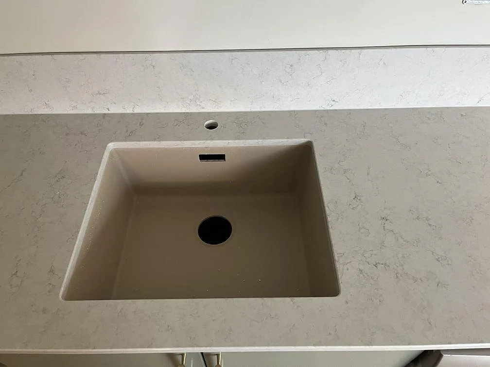 Underlimmad komposithoar i polerad Silestone Snowy Ibiza köksbänkskiva i Klagshamn.