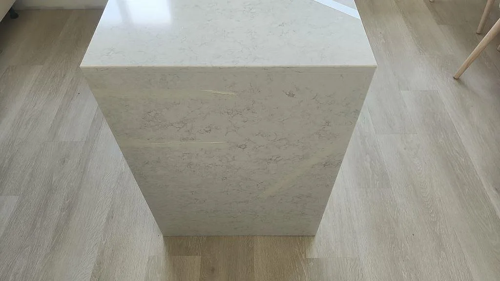 Köksö med skänkkant i polerad Silestone Snowy Ibiza, vit kvartskomposit, i ett kök i Klippan.
