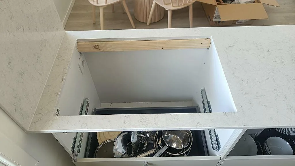 Topparvy över installerad köksbänkskiva i Silestone Snowy Ibiza med utdragslådor under, polerad vit kvartskomposit i Klippan.