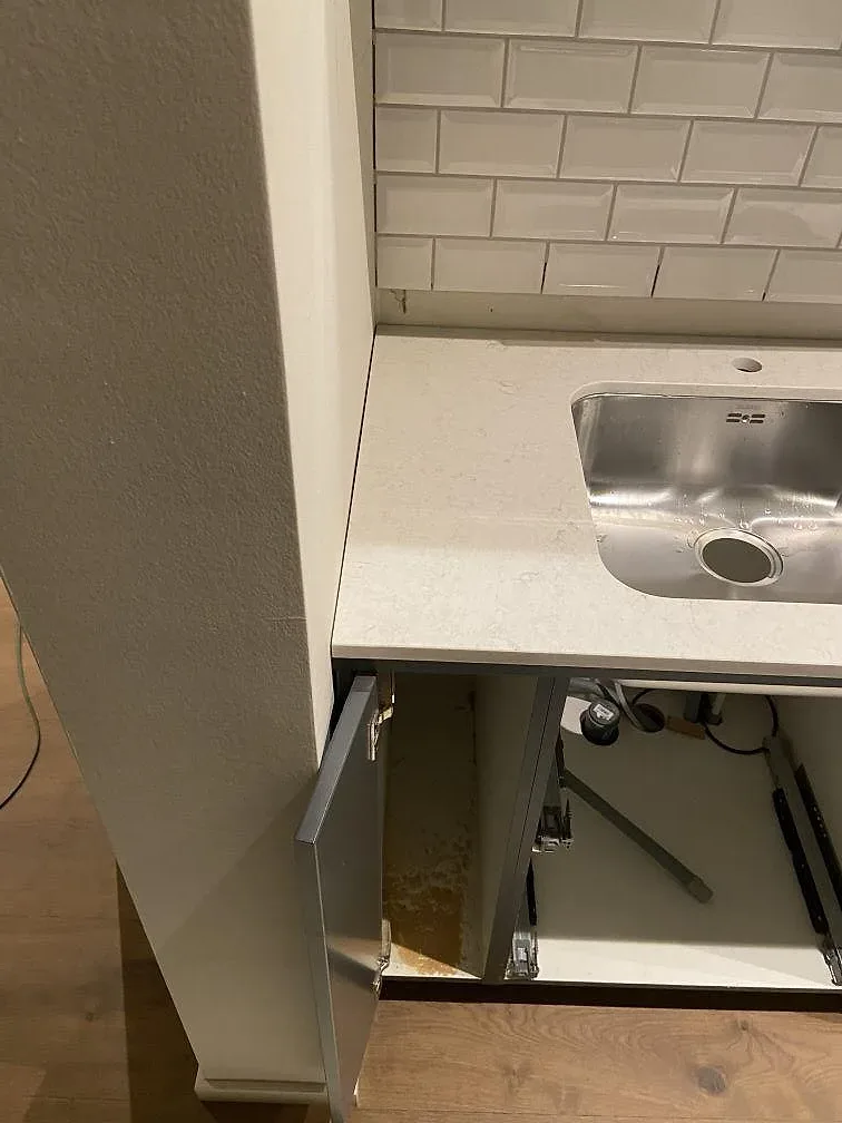Fönsterbänk i vit polerad Silestone Snowy Ibiza intill köksbänkskivan i Kullavik.
