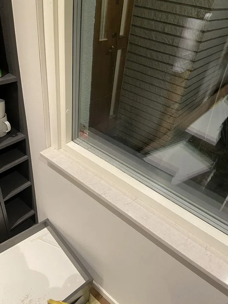 Underlimmad rostfri diskho i polerad vit Silestone Snowy Ibiza köksbänkskiva i Kullavik.