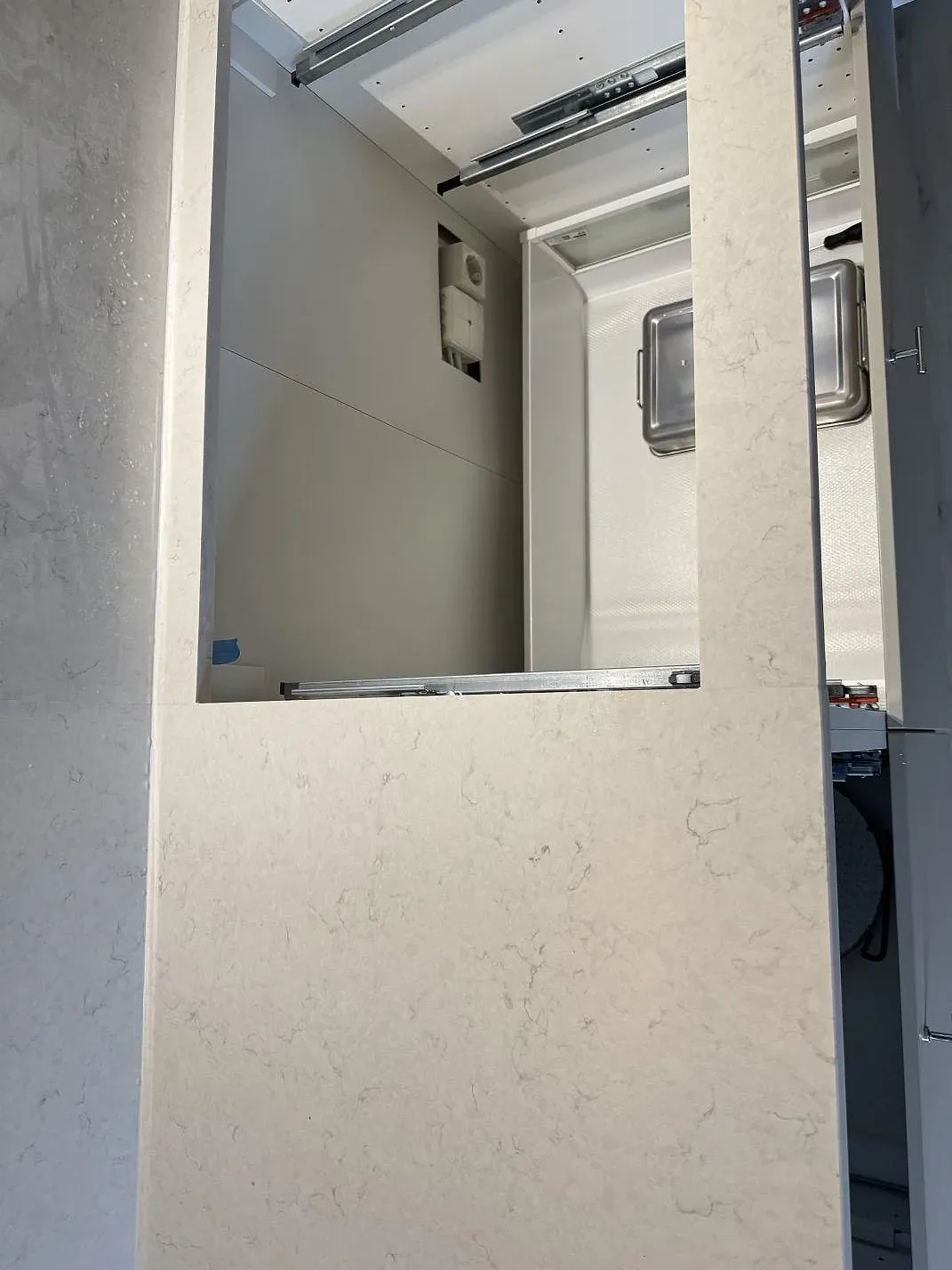 Ovanifrån på köksbänk i polerad Silestone Snowy Ibiza med urtag över lådstomme i ett kök i Laholm.