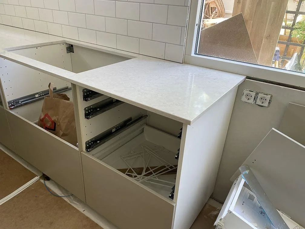 Polerad Silestone Snowy Ibiza som bänkskiva vid fönster och öppna köksstommar i Landvetter.