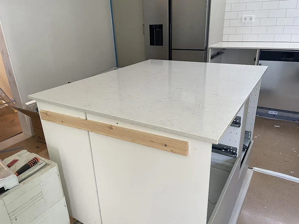 Närbild av polerad köksö i Silestone Snowy Ibiza med ljus ådring och vit stomme i Landvetter.