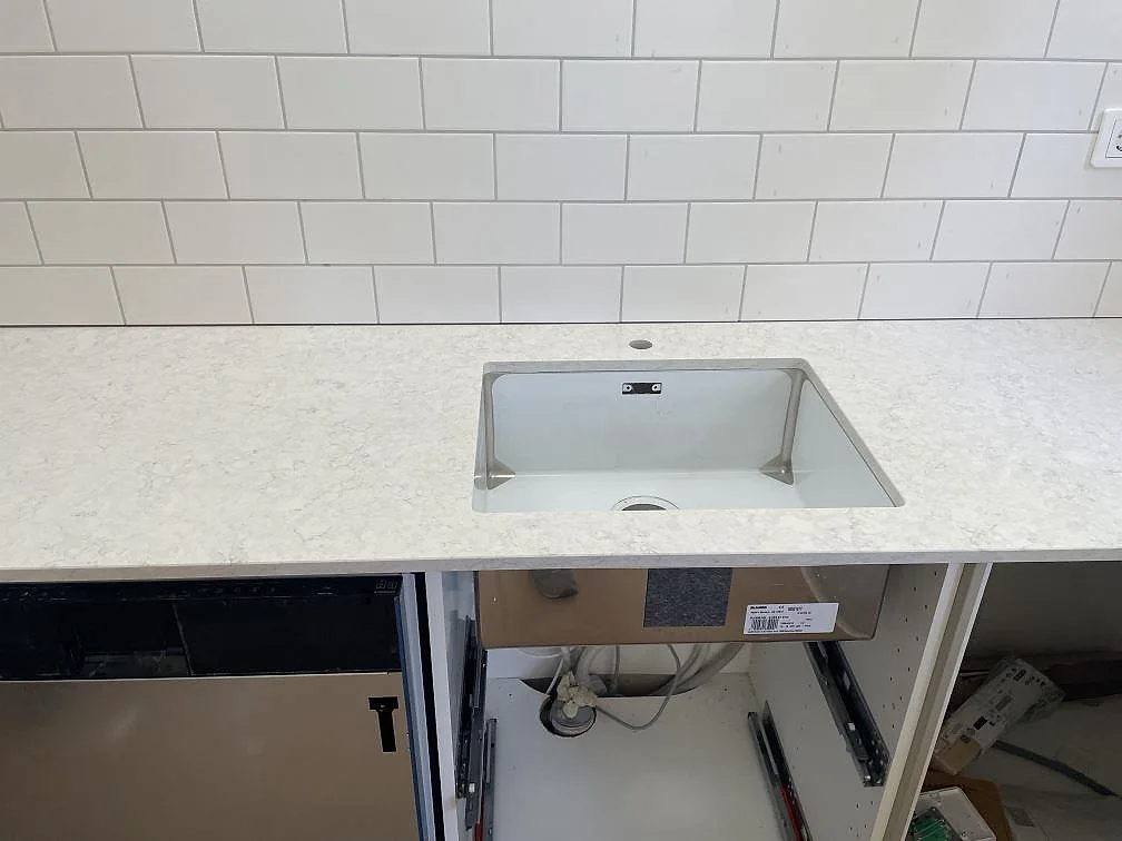 Köksbänkskiva i polerad Silestone Snowy Ibiza med diskho och ljus komposityta i Landvetter.