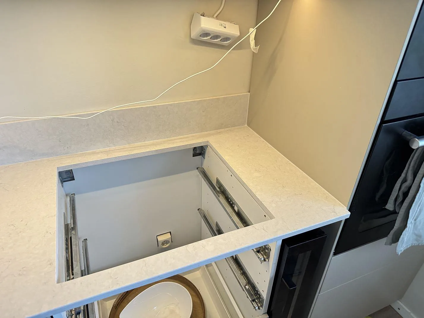 Köksbänkskiva i Silestone Snowy Ibiza med förberett rektangulärt hällurtag och uppvikt stänkkant i Lidköping.