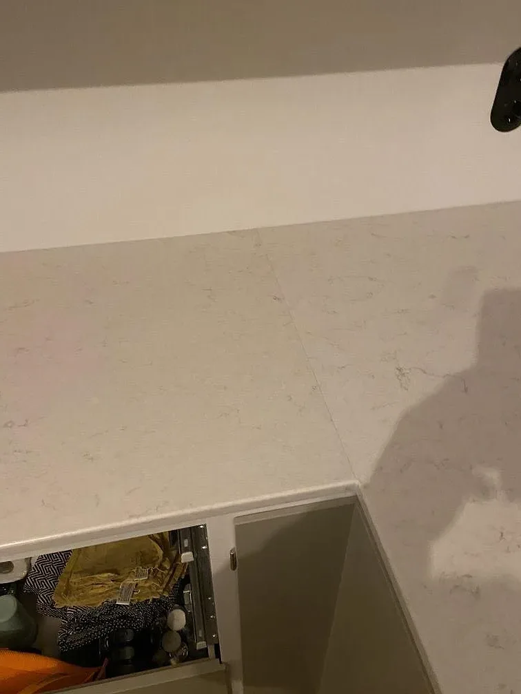 Närbild på ådringen i polerad vit Silestone Snowy Ibiza bänkskiva i ett kök i Limhamn.
