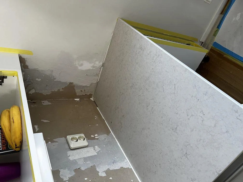 Genomgaende skiva i Silestone Snowy Ibiza rest pa plats under montering av koket i Limhamn.