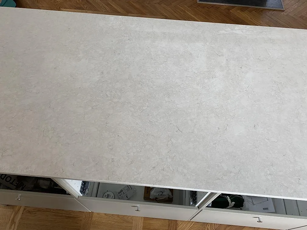 Detalj av köksö i polerad Silestone Snowy Ibiza där den ljusa kvartskompositens mönster syns i Limhamn.