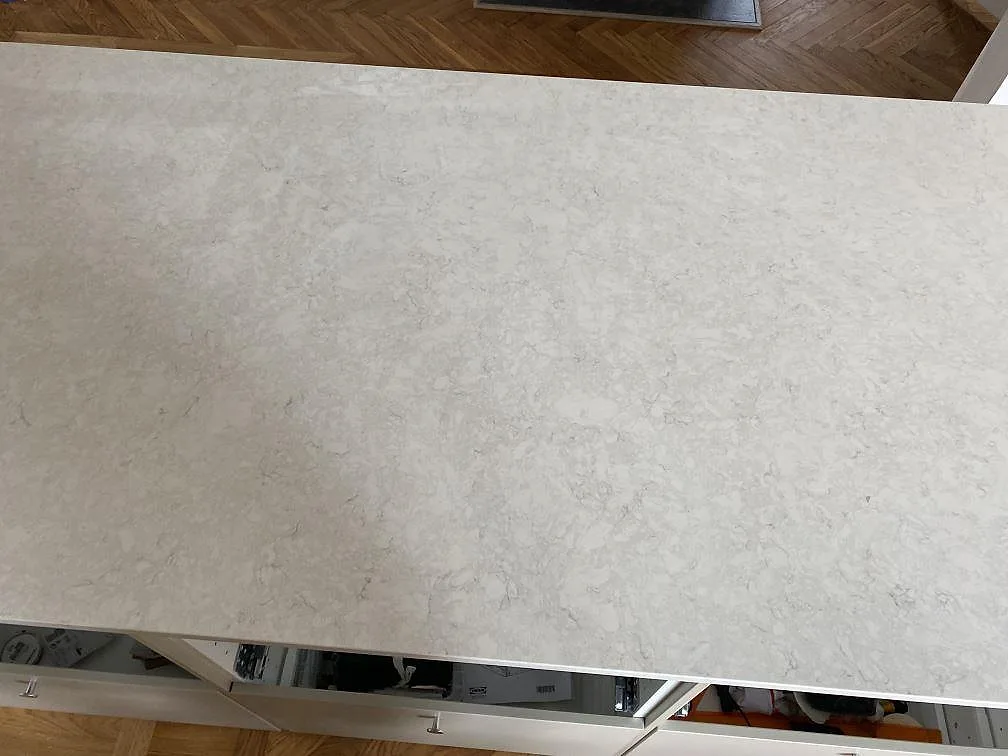 Topvy av polerad Silestone Snowy Ibiza på köksö, med rak kant och ljus stenstruktur i Limhamn.