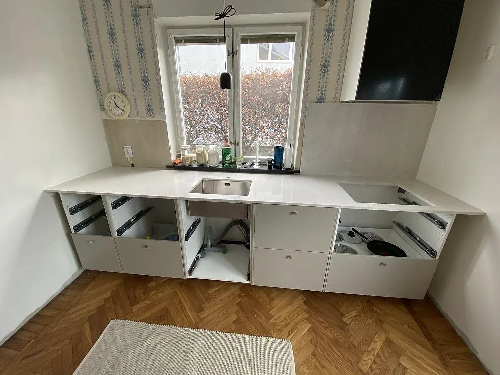 Väggbänk i polerad Silestone Snowy Ibiza med underlimmad rostfri diskho och hällöppning i ett kök i Limhamn.