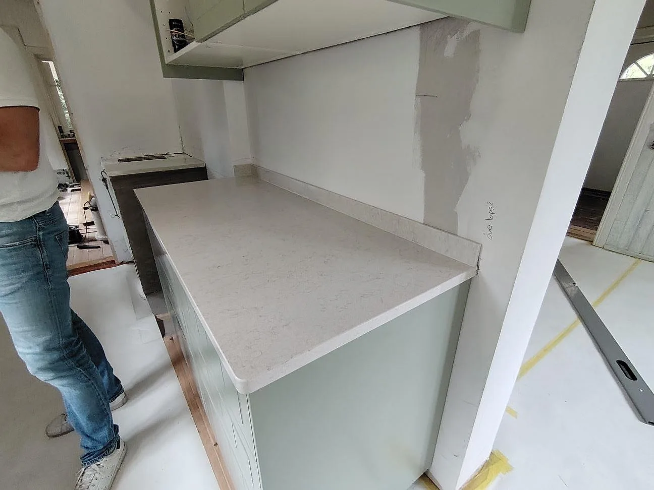 Närbild på polerad Silestone Snowy Ibiza som köksbänkskiva med låg stänkkant och ljus ådring i Ljusterö.