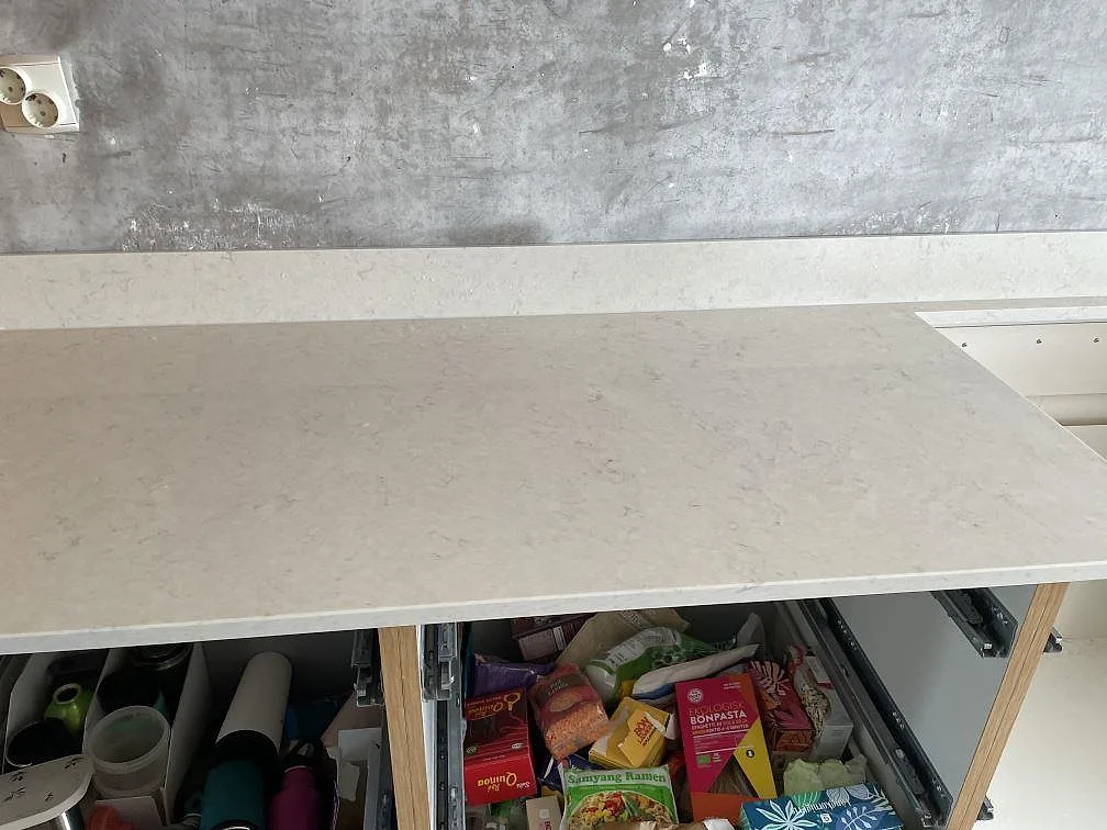Rak vy över polerad köksbänkskiva i Silestone Snowy Ibiza med 12 mm stänkkant och trästommar i Lomma.