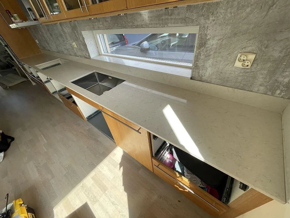 L-format kök i Lomma med polerad Silestone Snowy Ibiza som köksbänkskiva, 12 mm stänkkant, fönster och rostfri underlimmad diskho.