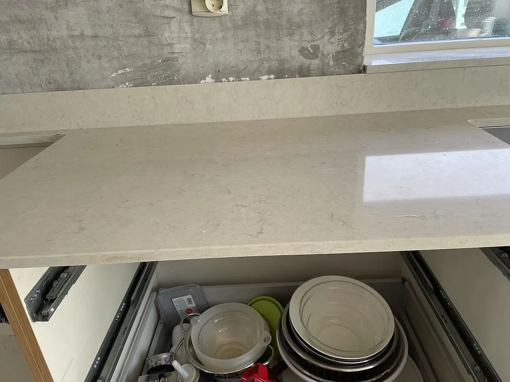 Installerad köksbänkskiva i polerad Silestone Snowy Ibiza med stänkkant, diskhoområde och öppna trästommar i Lomma.