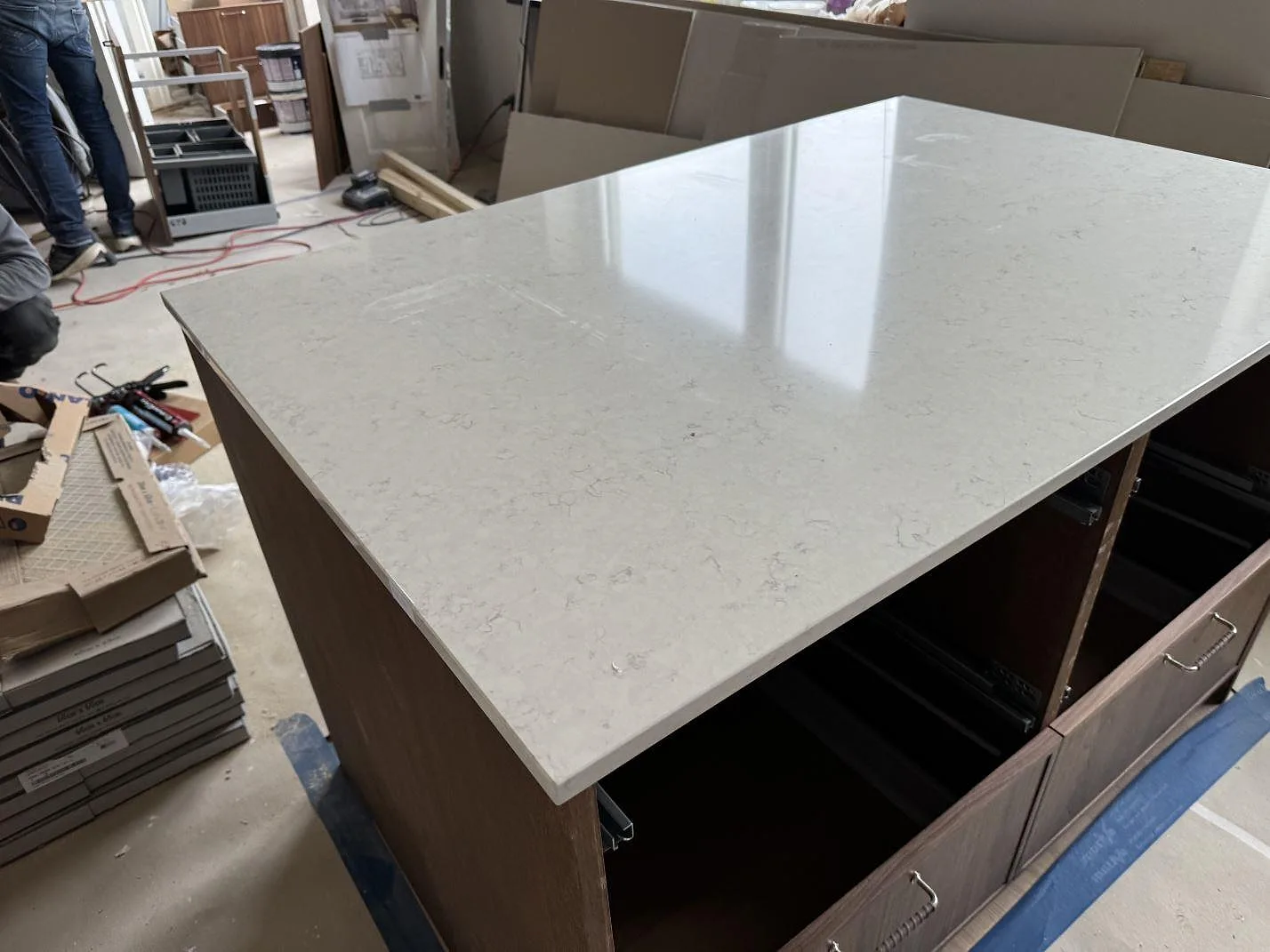 Närbild av polerad Silestone Snowy Ibiza komposit med ljus ådring på en stor arbetsyta i Lund.