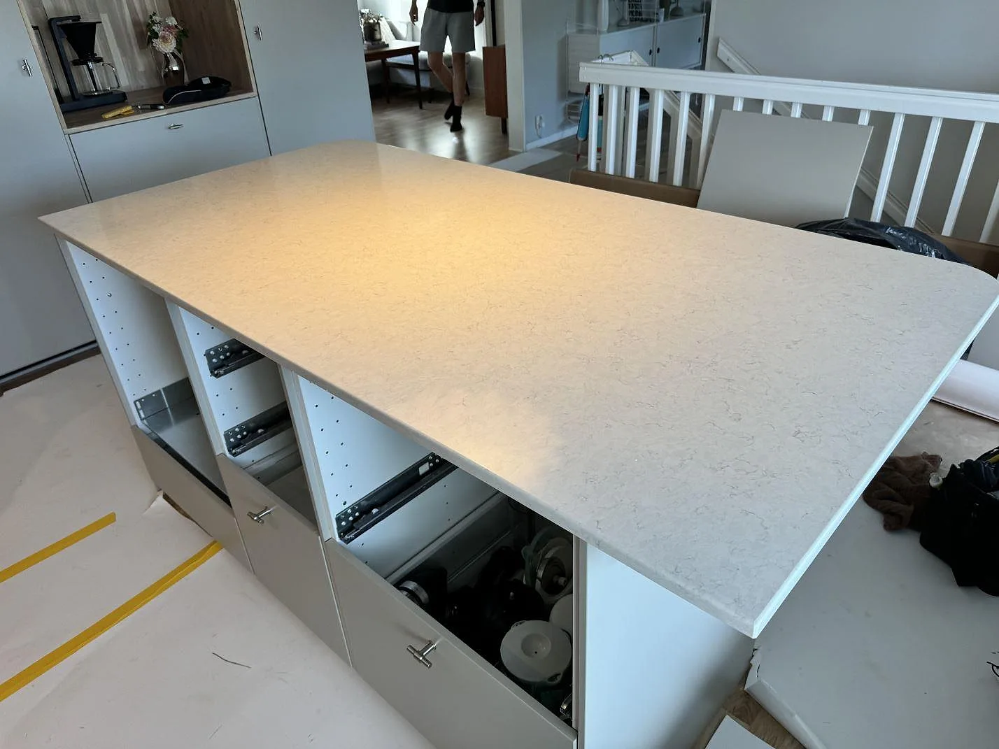 Polerad Silestone Snowy Ibiza på köksö med rak kant och ljus ådring under köksmontering i Lyckeby.