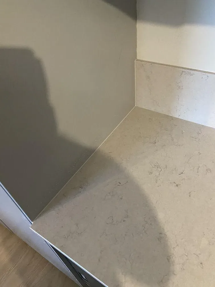 Kök i Malmö med greppfria ljusa luckor och köksbänkskiva i vit Silestone Snowy Ibiza under montering.
