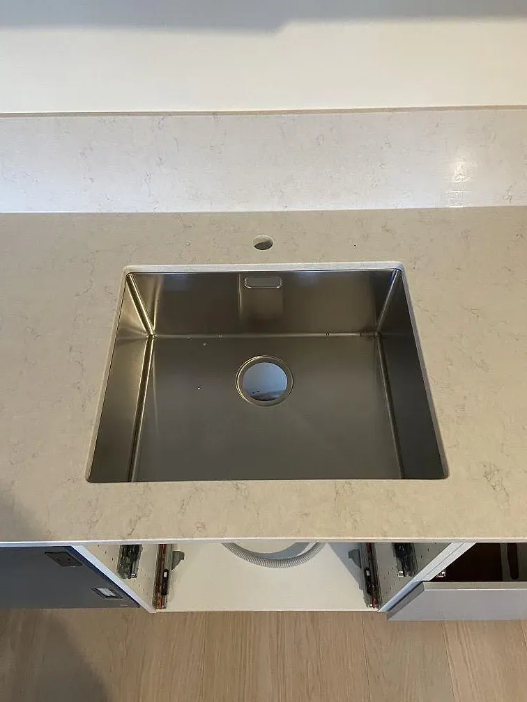 Svart Siemens induktionshäll övermonterad i en vit polerad Silestone Snowy Ibiza köksbänkskiva i Malmö.