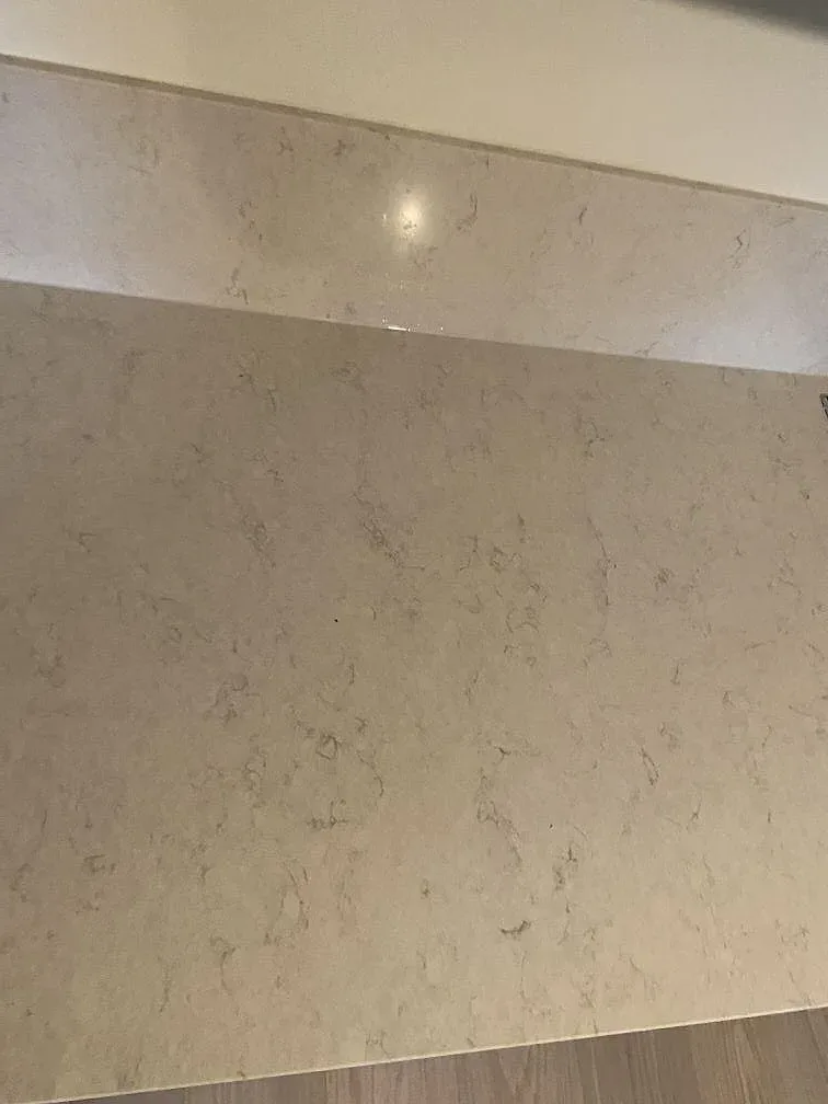 Underlimmad rostfri diskho med borrat blandarhål i en polerad Silestone Snowy Ibiza bänkskiva i ett kök i Malmö.