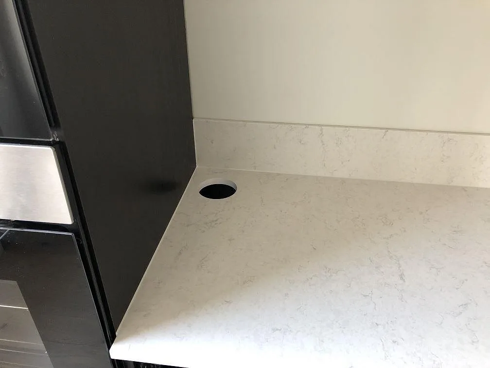 Översiktsbild av en vit Silestone Snowy Ibiza-köksbänkskiva med underlimmad diskho och hällurtag under montering i Malmö.