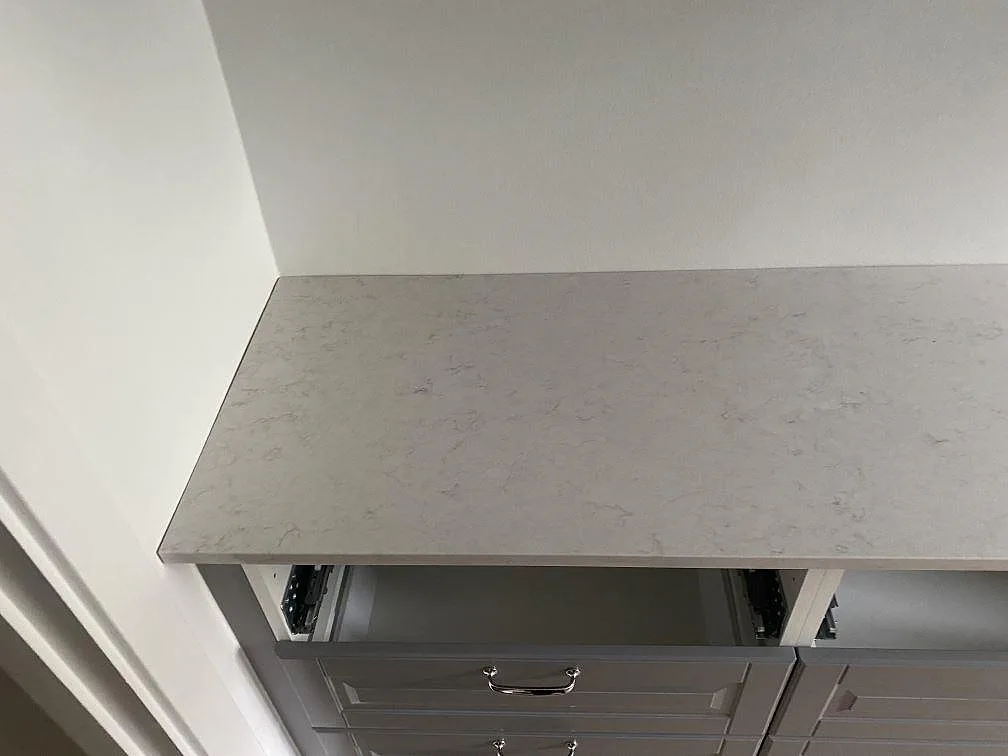 Ren kant på köksbänkskiva i vit Silestone Snowy Ibiza med mjuk grå ådring i ett kök i Malmö.