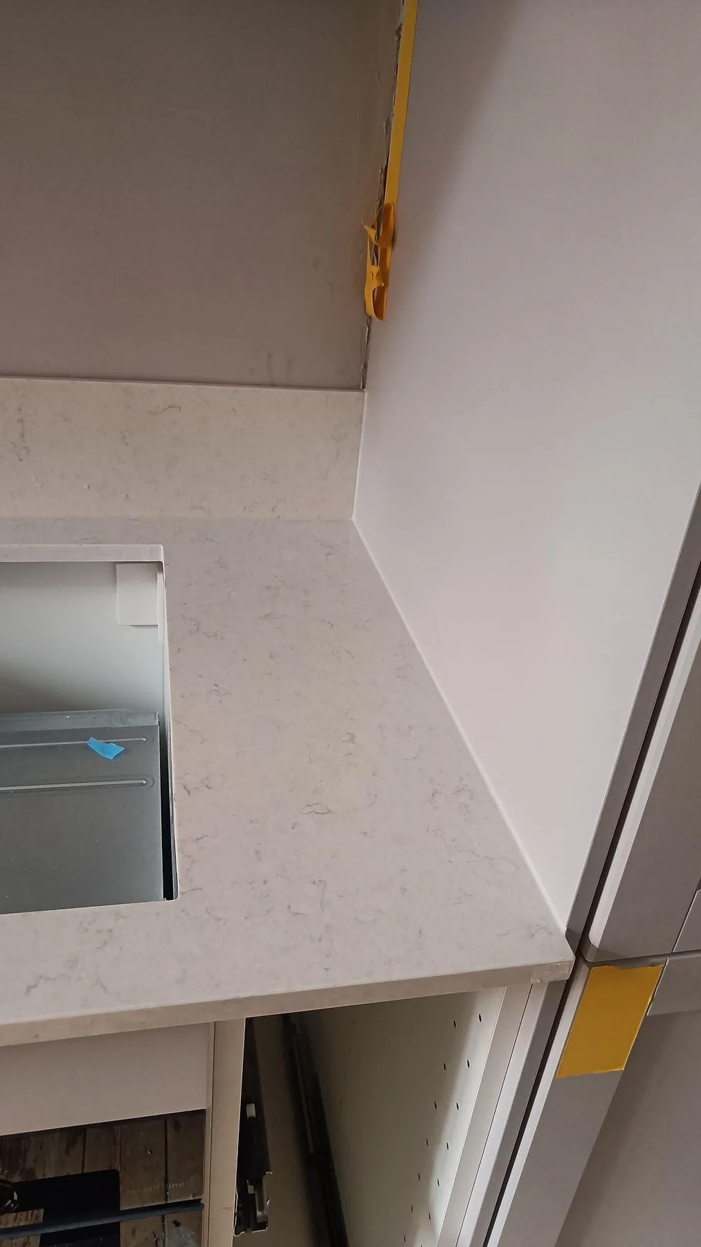 Vertikal detalj av polerad Silestone Snowy Ibiza köksbänkskiva med underlimmad rostfri diskho och stänkskydd i Malmö.