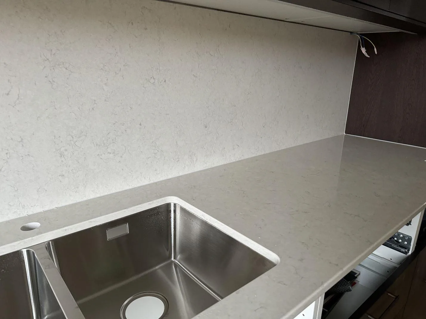 Polerad Silestone Snowy Ibiza bänkskiva med underlimmad rostfri dubbelho och 12 mm stänkskydd i Malmö.