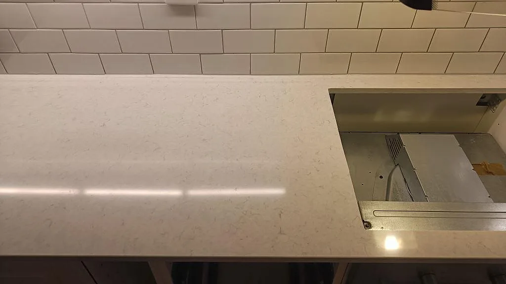 Detalj av Silestone Snowy Ibiza, polerad, med arbetsyta och utskärning för häll i ett kök i Malmö.