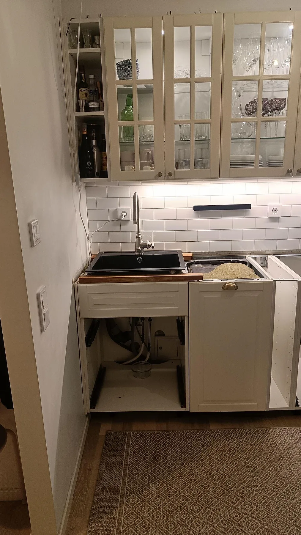 Kök under montering i Malmö med polerad Silestone Snowy Ibiza, mörk diskho och vita skåpstommar.
